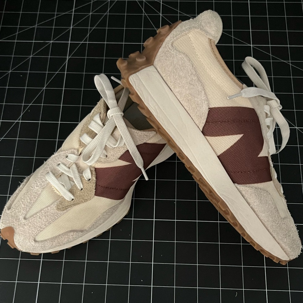 New Balance 327 sneakers in off white with brown detail - Exclusive (sold out)
